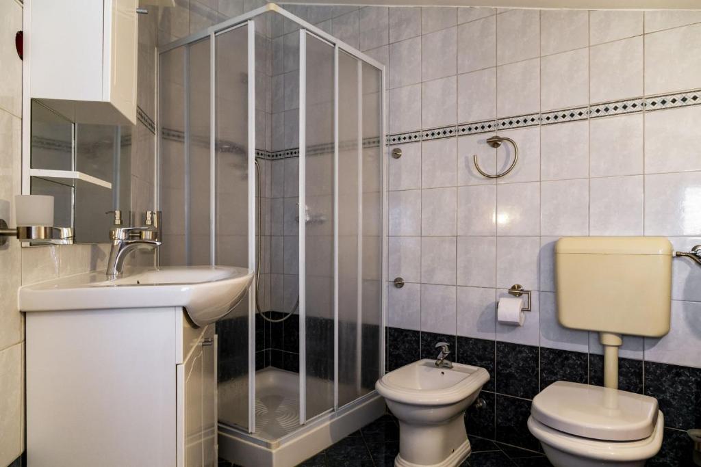 Koupelna v ubytování Apartments Mir