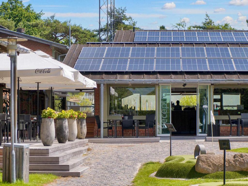 Un edificio con paneles solares encima. en 6 person holiday home in Gilleleje, en Gilleleje
