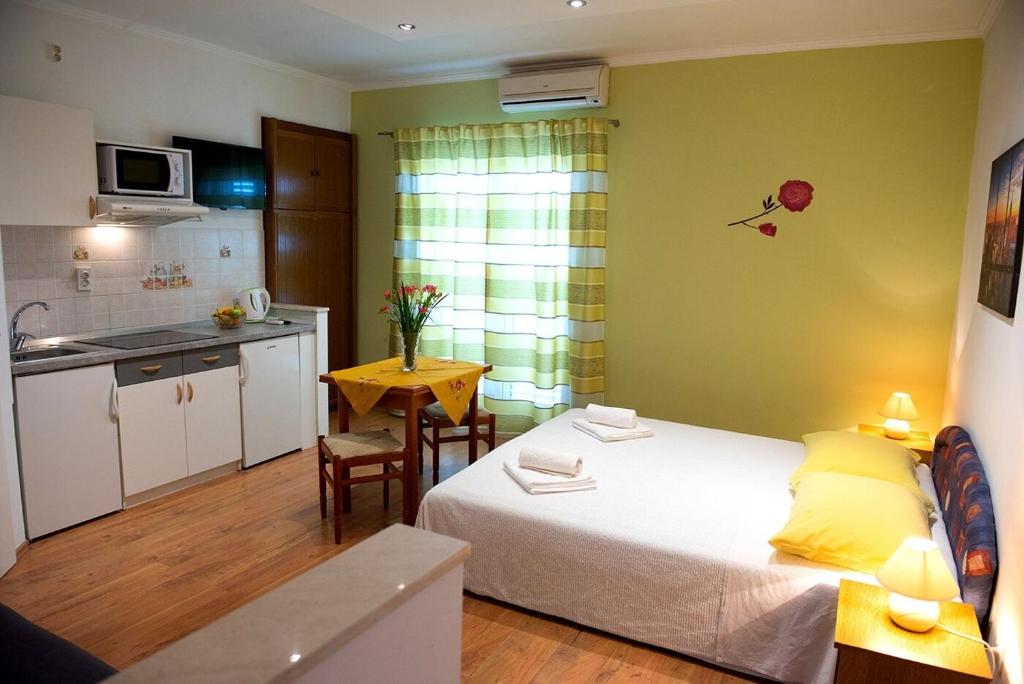 Kuchyňa alebo kuchynka v ubytovaní Apartments and Rooms Robi