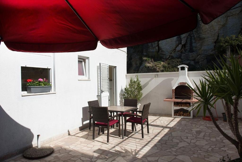 Patio alebo iná vonkajšia časť ubytovania Apartments and Rooms Robi