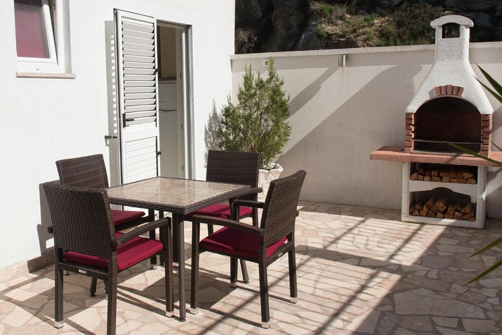 Patio alebo iná vonkajšia časť ubytovania Apartments and Rooms Robi