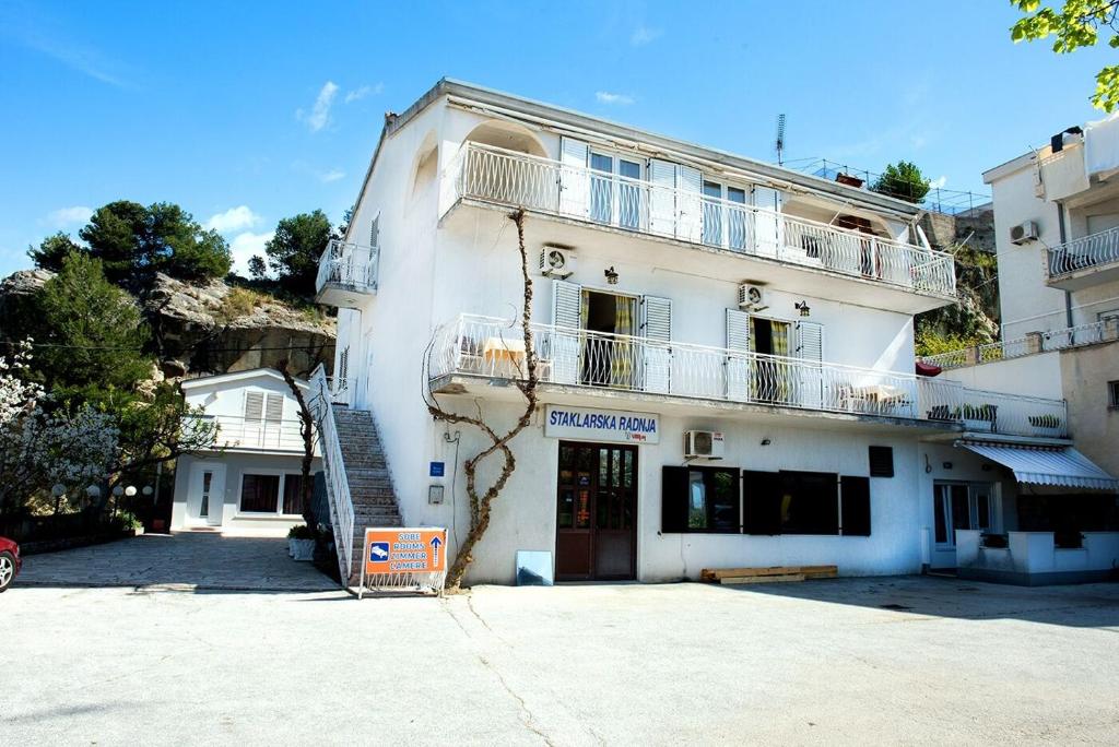 Budova, v ktorej sa apartmán nachádza