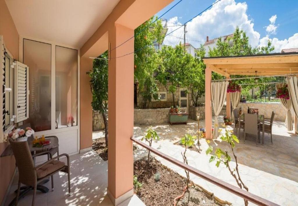 Vonkajšia záhrada v ubytovaní Apartment Dora