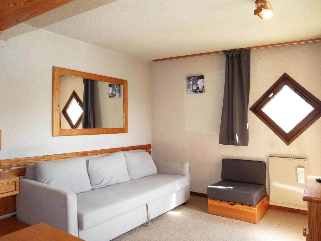 un salon avec un canapé et une fenêtre dans l'établissement Spacieux studio 6 pers avec balcon aux Orres 1650 - FR-1-322-560, aux Orres