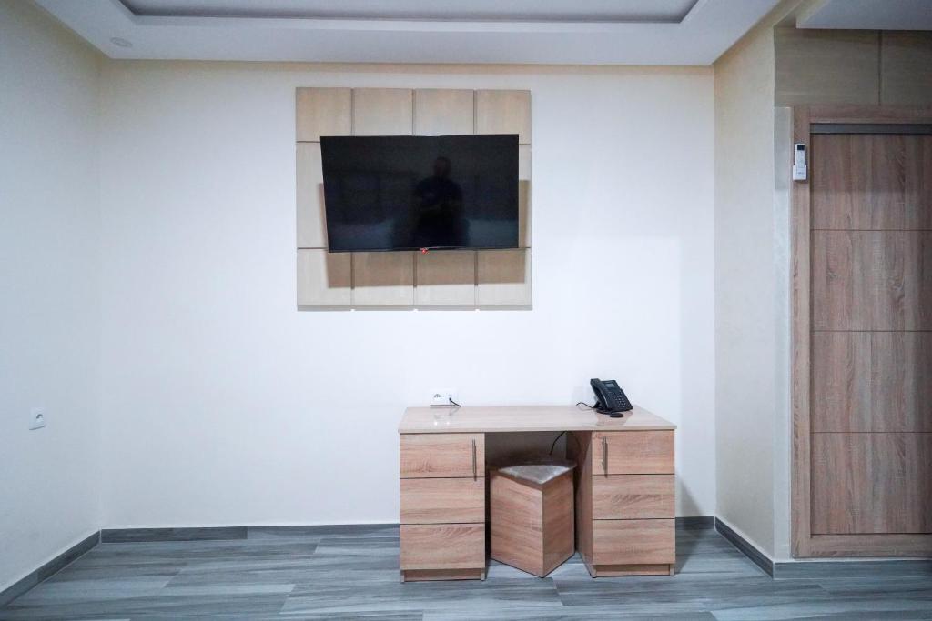 TV a/nebo společenská místnost v ubytování FEKRI HOTEL