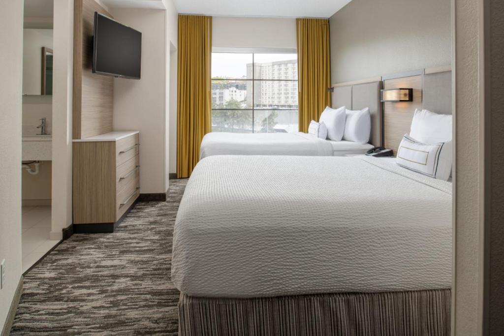 Postel nebo postele na pokoji v ubytování SpringHill Suites Seattle Downtown, South Lake Union