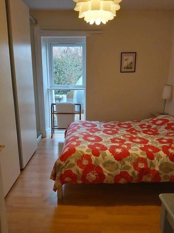 Postel nebo postele na pokoji v ubytování 3 Bed Charming Cottage For Share ,Private Double Room , Fast Fibre Optik Int, Free Parking, Garden