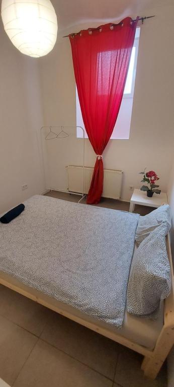 Postel nebo postele na pokoji v ubytování Corvin Negyed