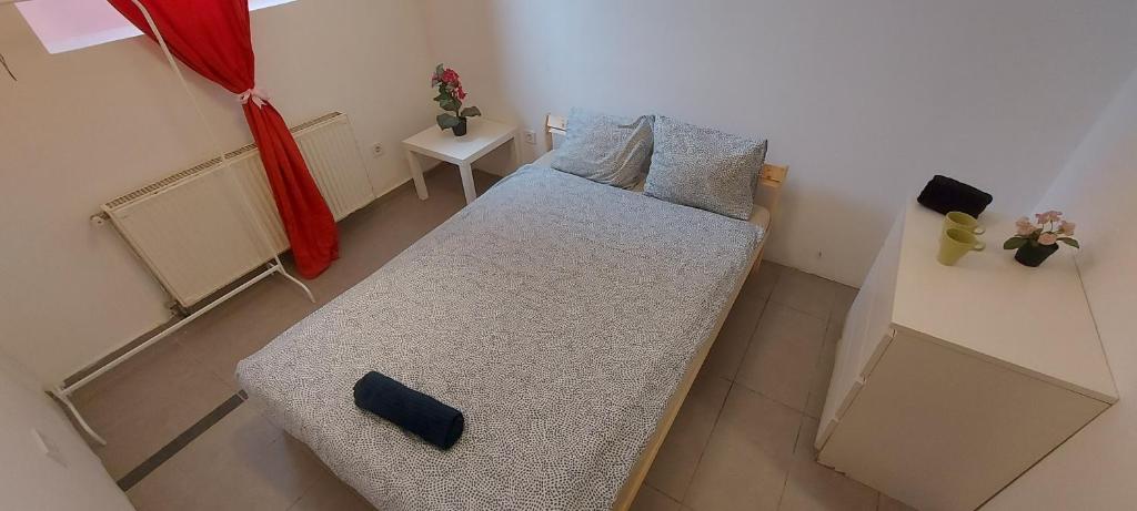 Postel nebo postele na pokoji v ubytování Corvin Negyed