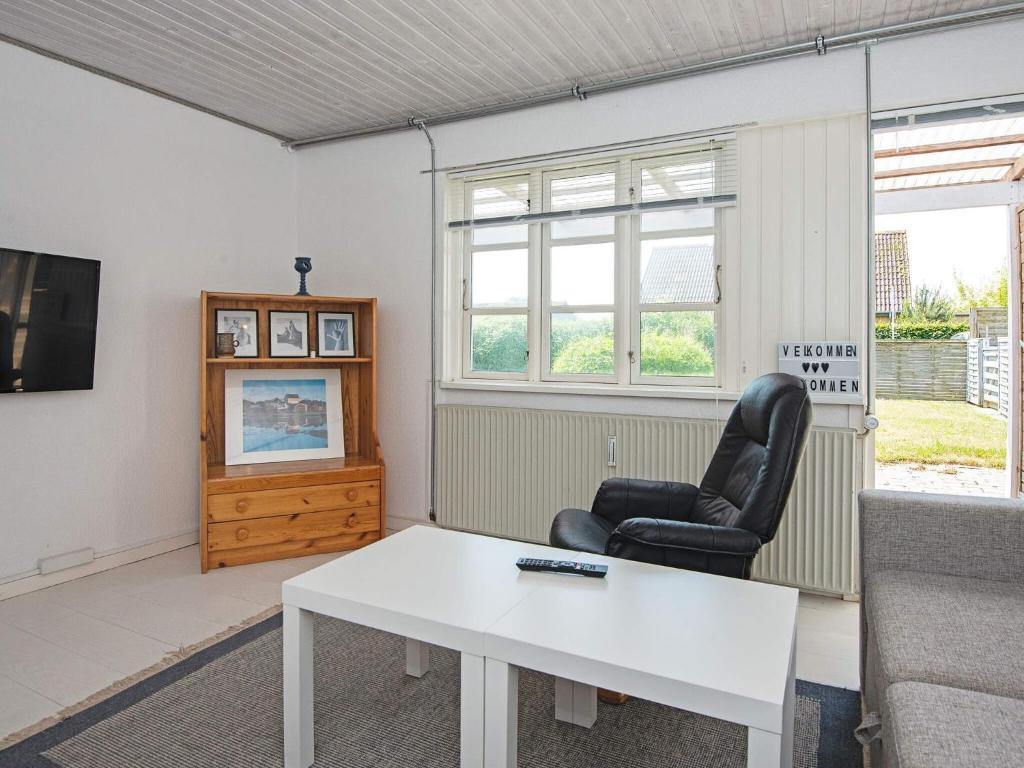 TV a/nebo společenská místnost v ubytování 4 person holiday home in Sydals