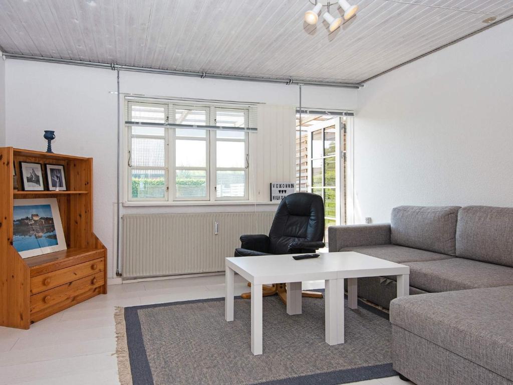 Posezení v ubytování 4 person holiday home in Sydals
