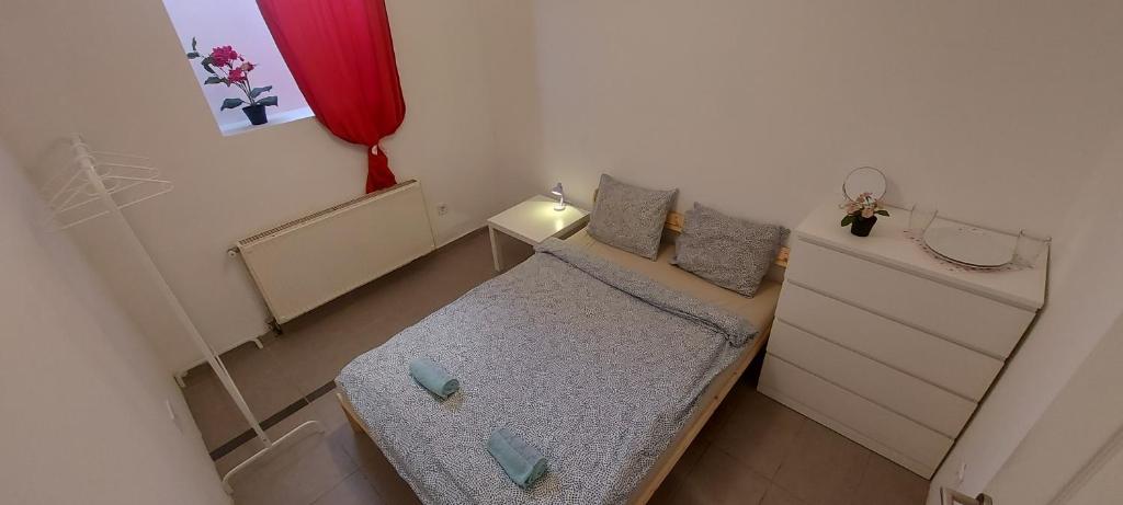Postel nebo postele na pokoji v ubytování Corvin Negyed