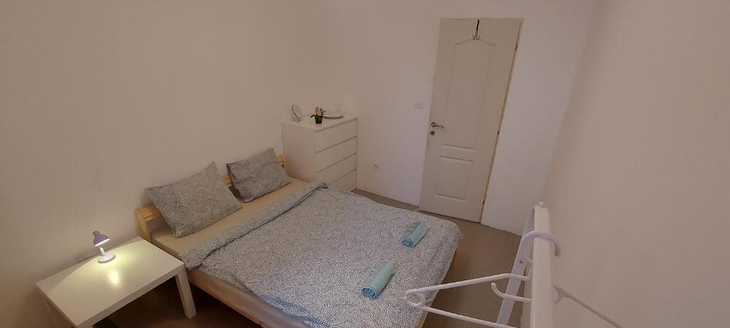 Postel nebo postele na pokoji v ubytování Corvin Negyed