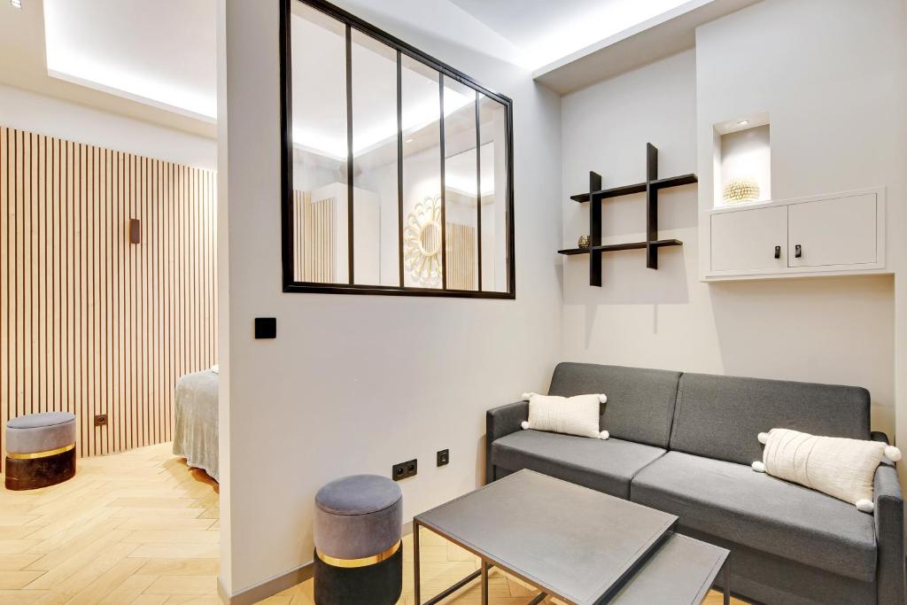 un salon avec un canapé et une table dans l'établissement Pick A Flat's apartment in Champs-Elysées - Rue Marbeuf, à Paris