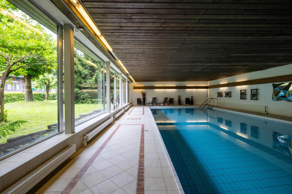 Bazén v ubytování Sporthotel Wildstrubel nebo v jeho okolí