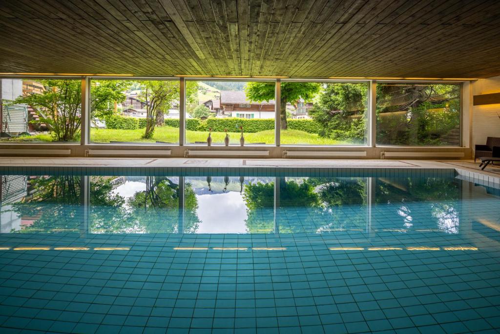 Bazén v ubytování Sporthotel Wildstrubel nebo v jeho okolí