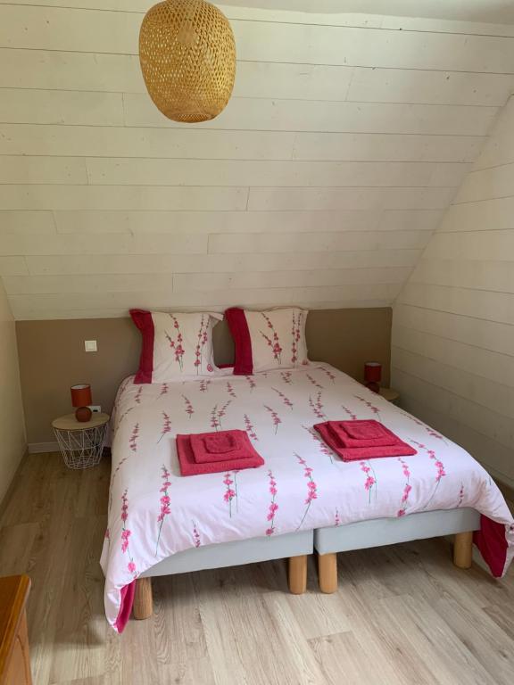 Łóżko lub łóżka w pokoju w obiekcie Gîte du moulin vert