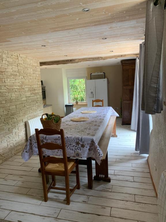 Łóżko lub łóżka w pokoju w obiekcie Gîte du moulin vert