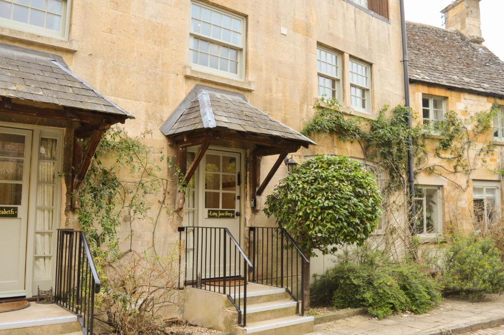 una casa de piedra con una escalera que conduce a la puerta principal en Lady Jane Grey, en Winchcombe