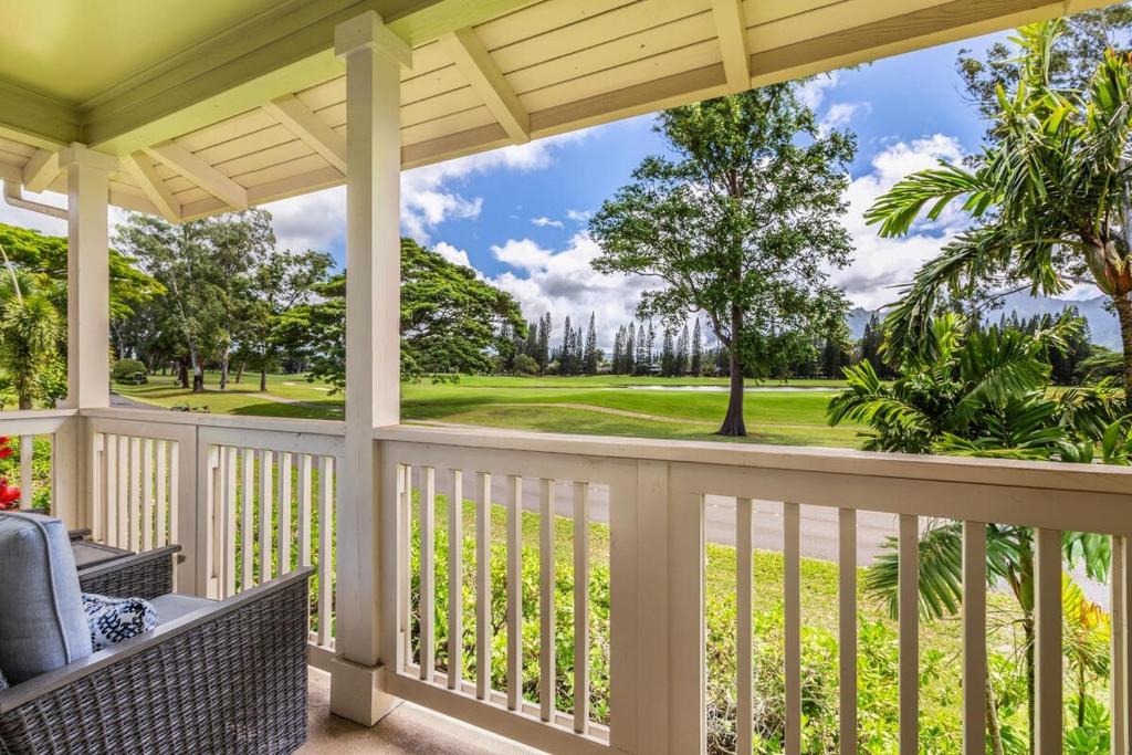 Un porche con vistas a un campo de golf. en Nihilani 4A townhouse, en Princeville