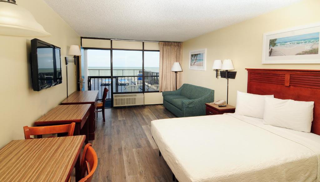 Holiday Sands South - 2 Room Oceanfront Efficiency Suite On Sundeck With 2 Queens And 1 Sleeper Sofa - T14