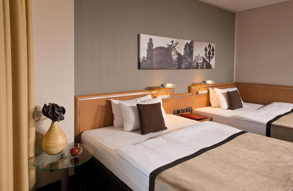 Postel nebo postele na pokoji v ubytování Leonardo Royal Hotel Frankfurt