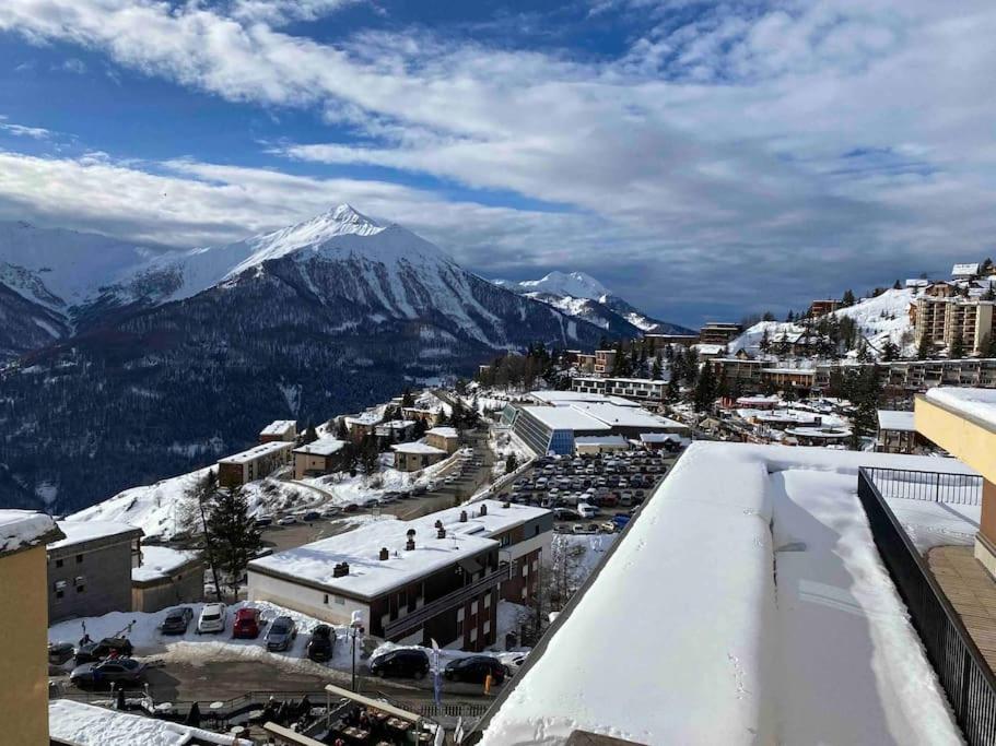 - une vue sur une ville avec une montagne enneigée dans l'établissement Chez Cathy, à Orcières