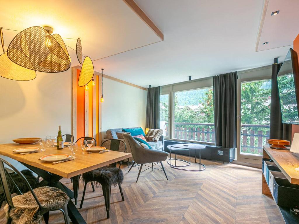 - un salon avec une table en bois et une salle à manger dans l'établissement Appartement rénové avec wifi et animaux acceptés au cœur de Val-d'Isère - FR-1-694-366, à Val dʼIsère