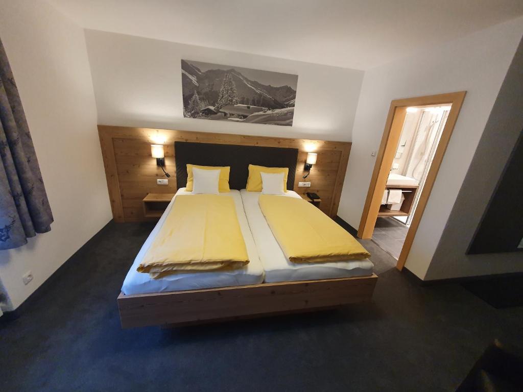Postel nebo postele na pokoji v ubytování Hotel Garni Dorfblick