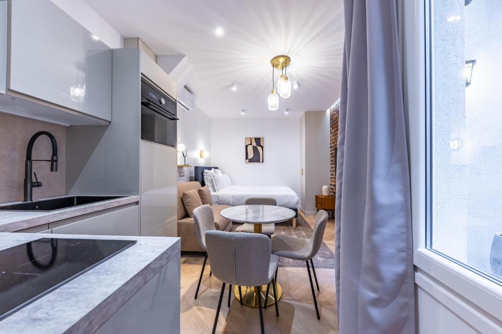 
Studio Apartment with Queen Bed
