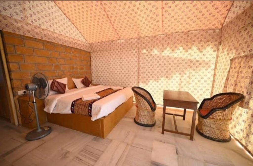 Postel nebo postele na pokoji v ubytování Desert luxury Resort Jaisalmer