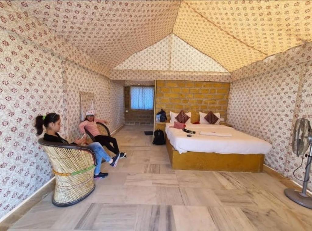 Postel nebo postele na pokoji v ubytování Desert luxury Resort Jaisalmer