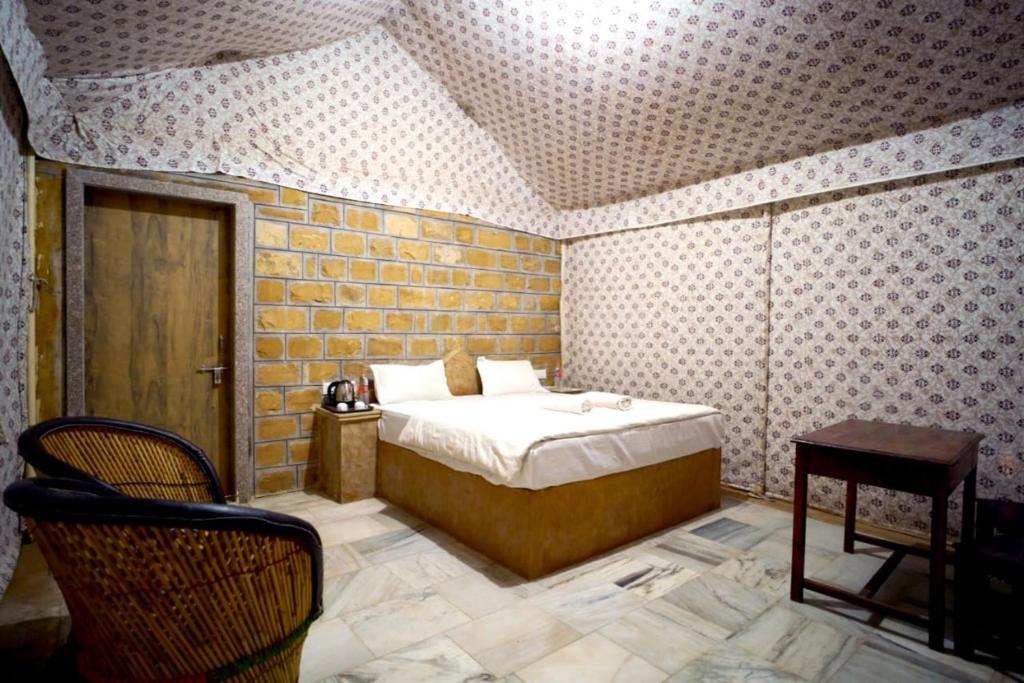 Postel nebo postele na pokoji v ubytování Desert luxury Resort Jaisalmer