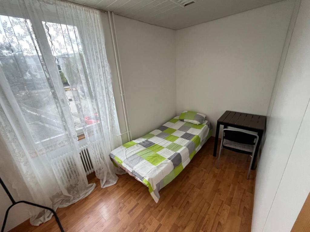 Ένα ή περισσότερα κρεβάτια σε δωμάτιο στο Delemont Blues Hostel