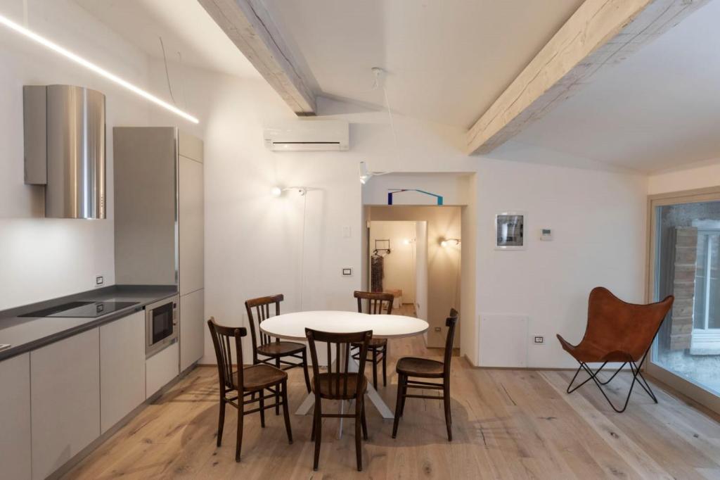 Kuchyň nebo kuchyňský kout v ubytování La Corte - Theater Home