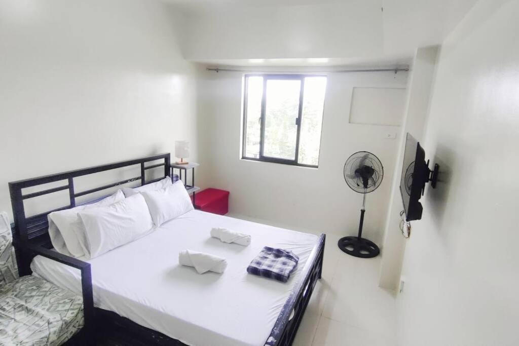 FLO Condo 314 Walk to Burnham, Session road