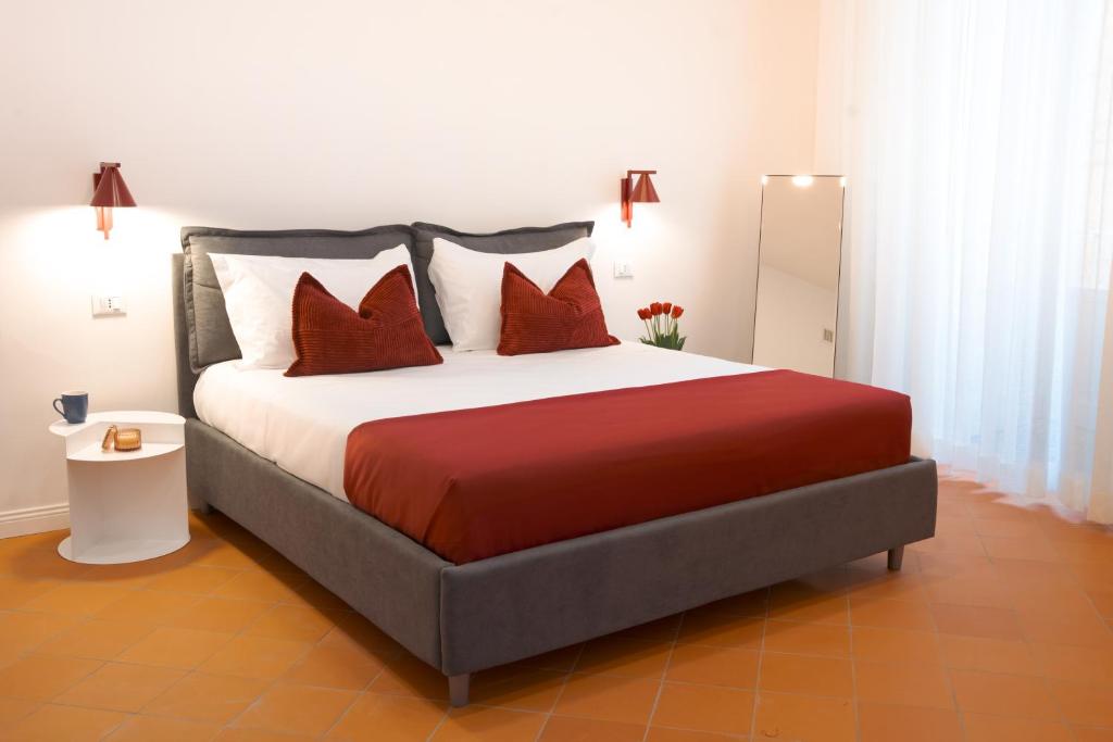 Una cama o camas en una habitación de Palazzo Castriota Scanderbeg