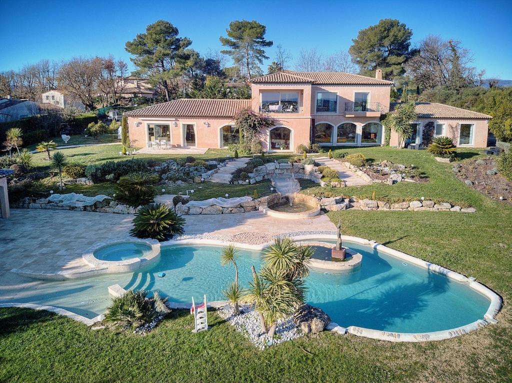 une grande maison avec une piscine devant dans l'établissement Ref PRESTIGE by Palmes d Or Properties, à Mougins