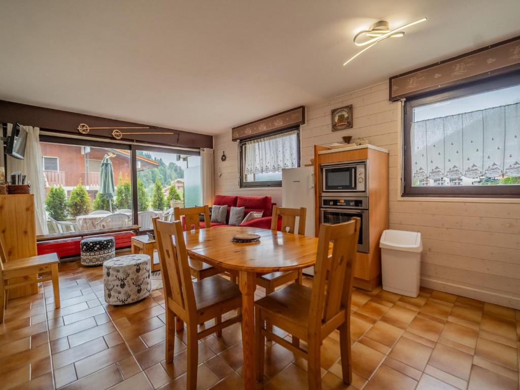 une cuisine et une salle à manger avec une table et des chaises dans l'établissement Studio cabine avec terrasse, parking, 4 pers, centre village, proche pistes et commerces - FR-1-437-92, à La Clusaz