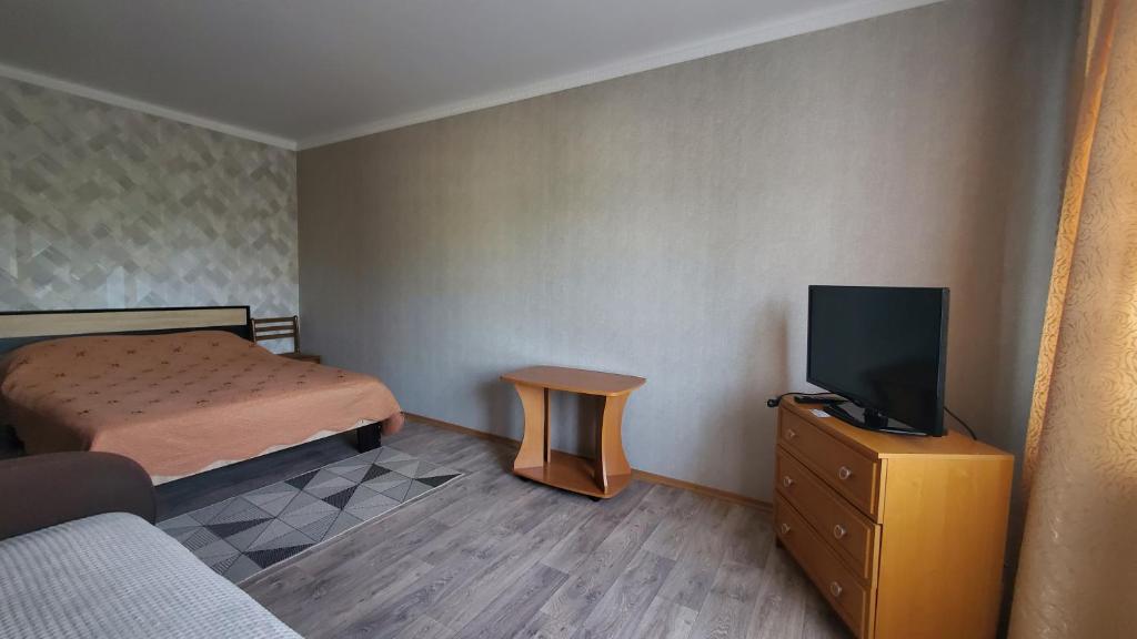 a small bedroom with a bed and a tv at Комфортная квартира в тихом центре in Izmail