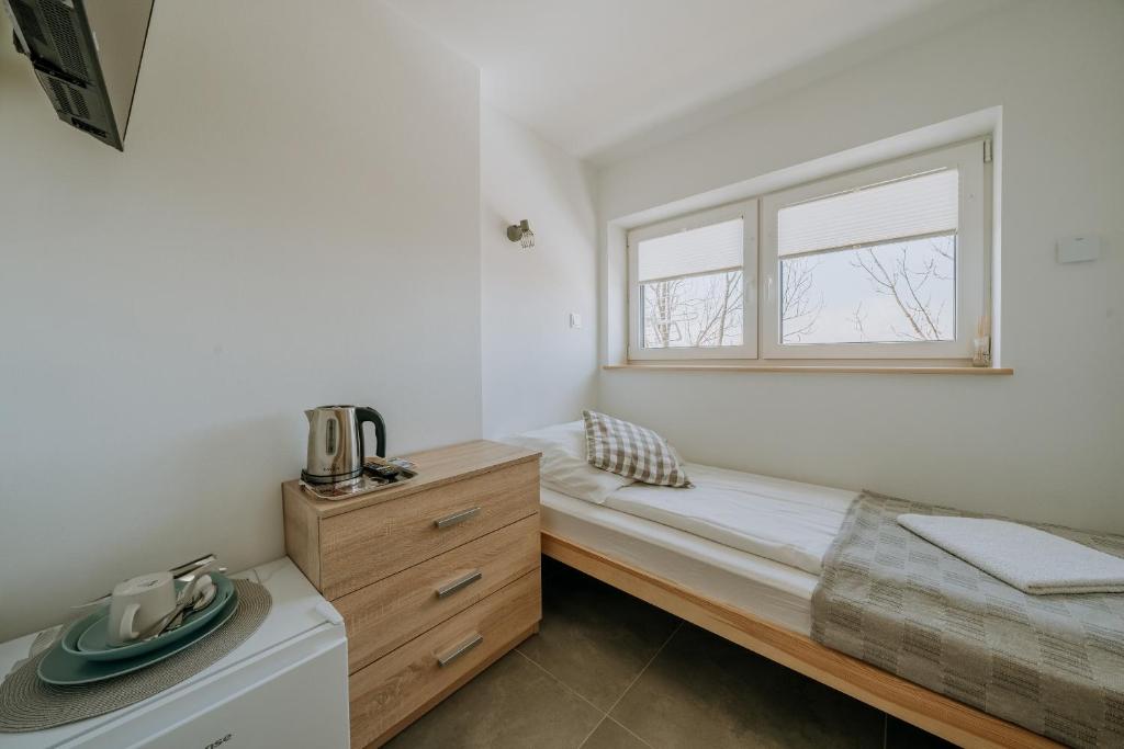 une chambre avec un lit et une fenêtre dans l'établissement Pokój jednoosobowy, à Zakopane