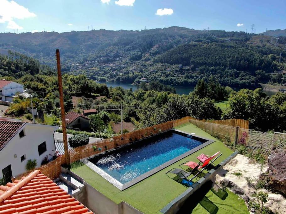 ein Haus mit einem Pool mit Aussicht in der Unterkunft Casa Castor Gerês in Geres