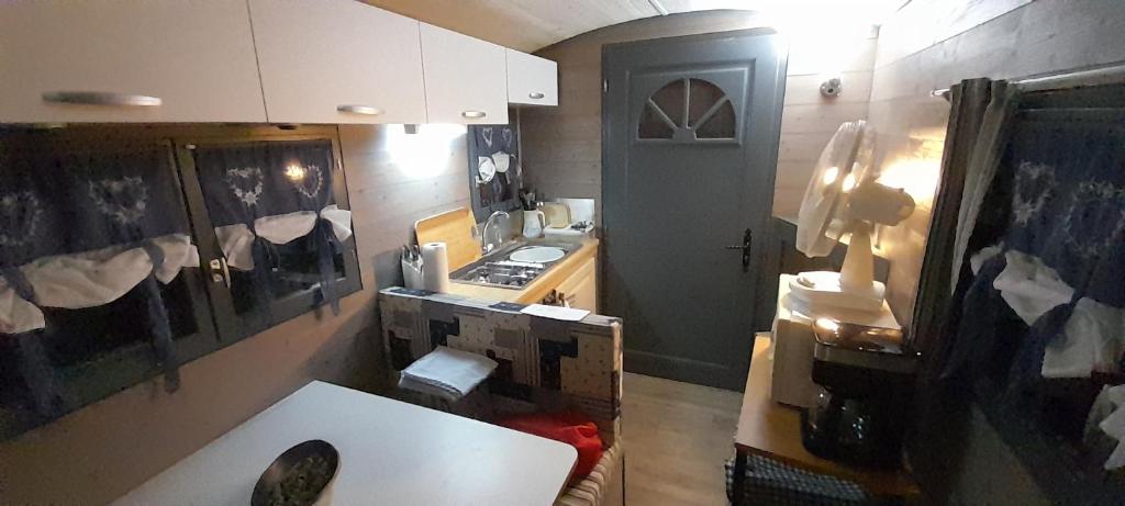 Kuchyň nebo kuchyňský kout v ubytování location type gîte, chambre d'hôte, meublé de tourisme dans joli petit chalet typique et ou jolie roulotte type bohème