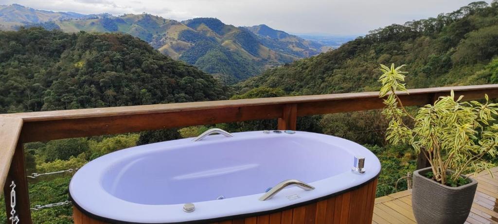 wanna na balkonie z widokiem na góry w obiekcie Cabana com vista para as montanhas, ofurô e Starlink w mieście Cambuí