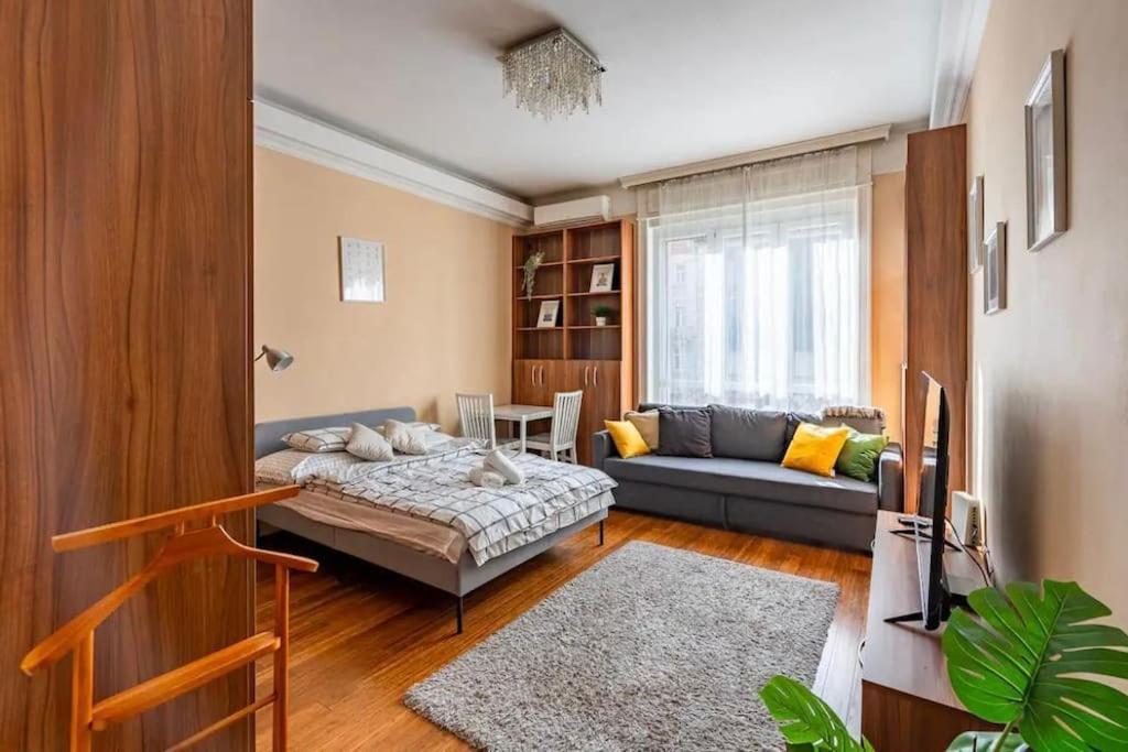 luxury design flat in the center 1075 Budapest, 1 Károly körút kép - 1