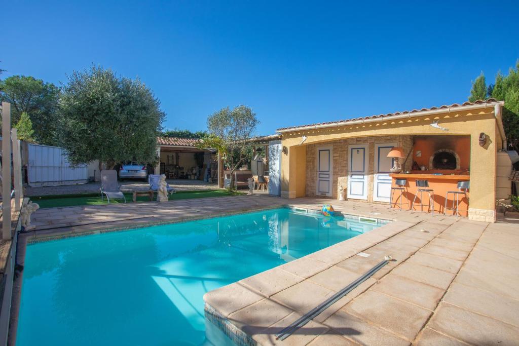 une piscine dans l'arrière-cour d'une maison dans l'établissement Gîte Hubert avec piscine, à Vidauban