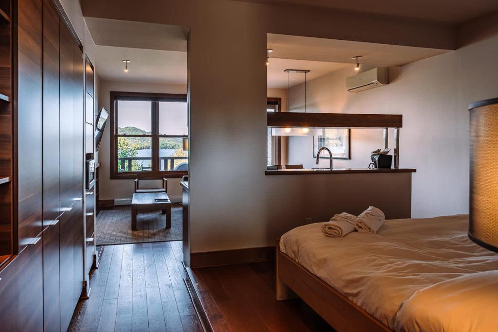 Postel nebo postele na pokoji v ubytování Lakefront Mountain View - Resort Loft