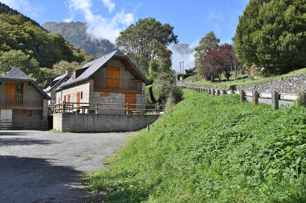 une maison à flanc de colline dans l'établissement Bergerie route de Piau Engaly, à Aragnouet