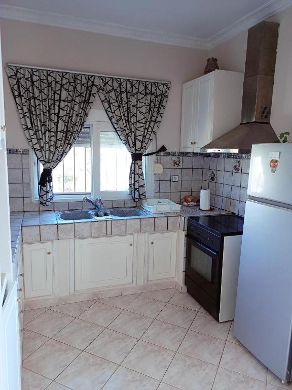 Virtuve vai virtuves zona naktsmītnē Alexadra's house Κάτω Αλμυρή