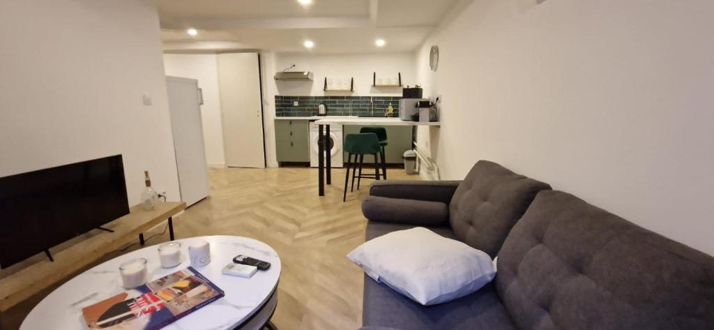 un salon avec un canapé et une table dans l'établissement Cocon urbain, à Marseille